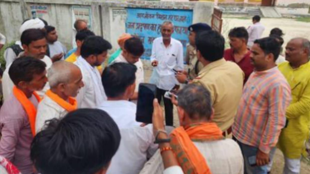 Attempt occupy Gram Panchayat building MLA District President reached save kiosk  history sheeter