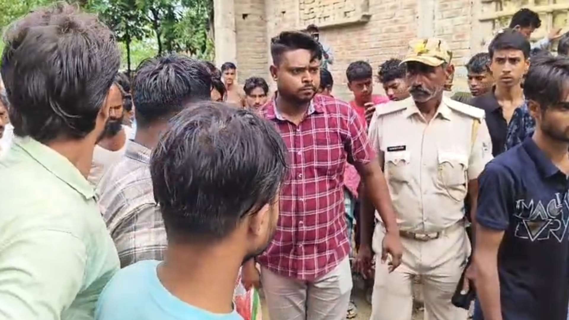 मौके पर मौजूद परिजन