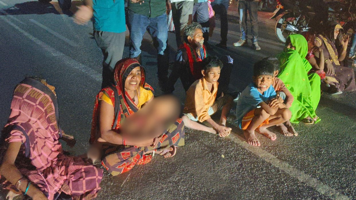 Innocent child dead in bhadohi fell water tank family members created ruckus on road