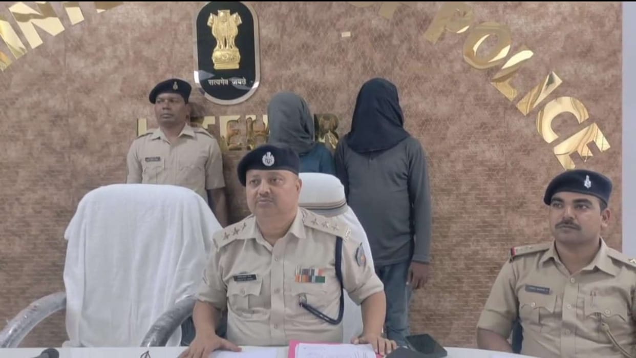 Latehar Police arrested two accused of cyber fraud, caught from Deoghar