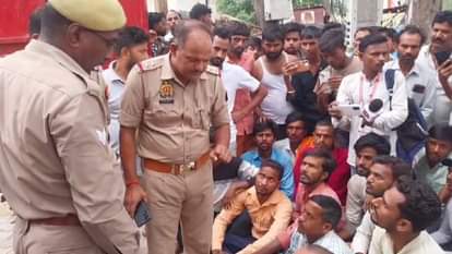 बजरंग दल के कार्यकर्ताओं से बात करते पुलिस अधिकारी