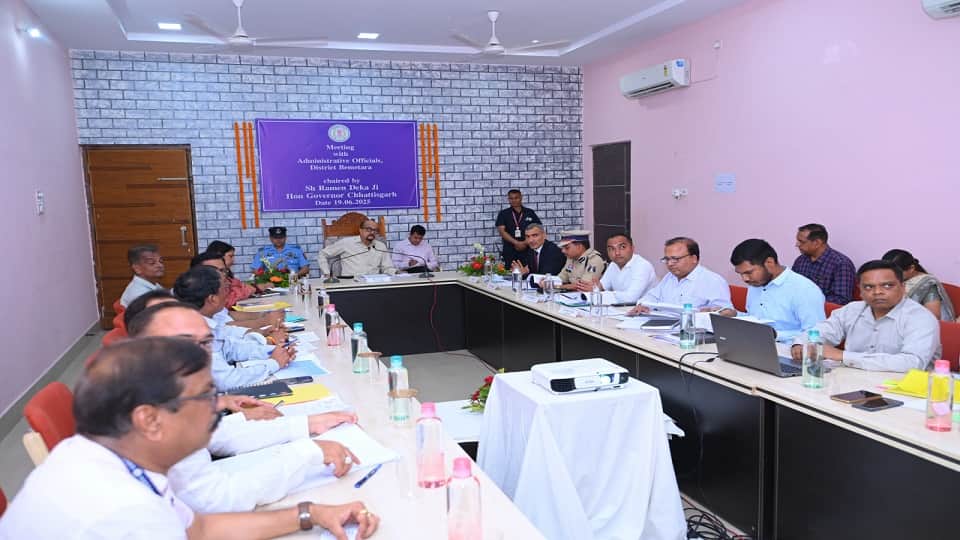 राज्यपााल ने अधिकारियों के साथ की बैठक