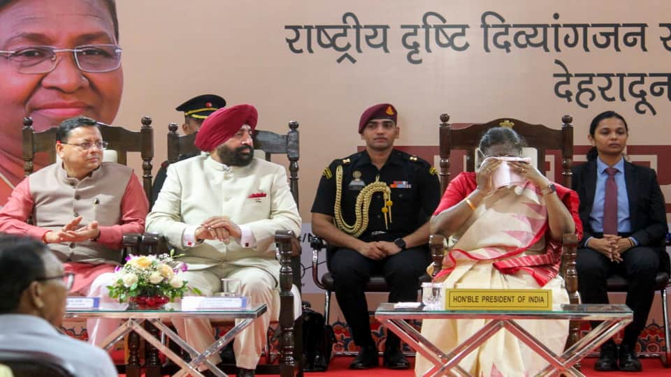 President Droupadi Murmu celebrated her birthday with visually impaired children in Dehradun become Emotional
