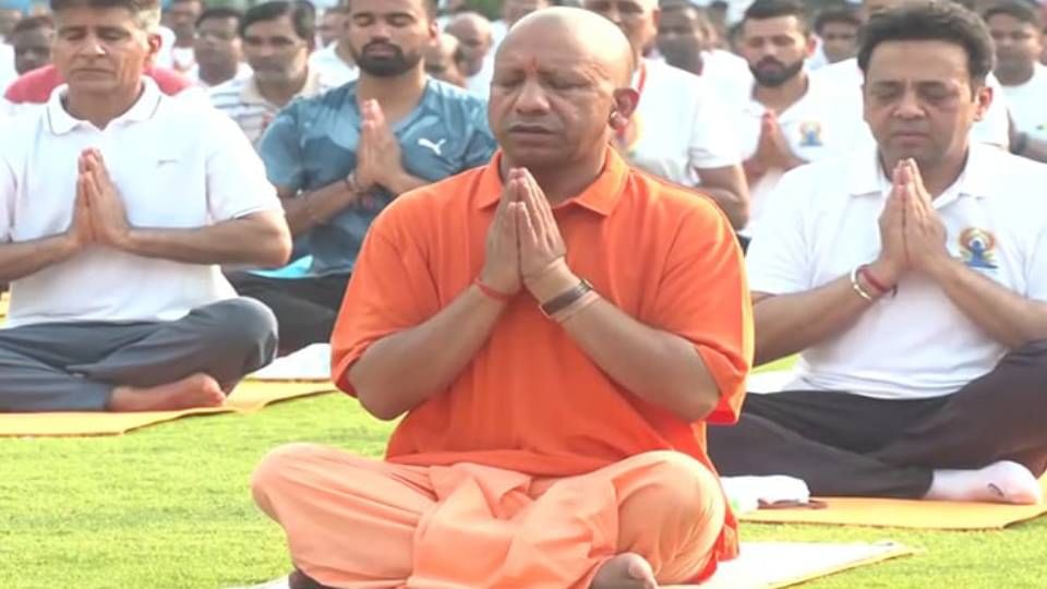 International Yoga Day: CM did yoga in Gorakhpur and Deputy CM did yoga in Lucknow, hundreds of programs were