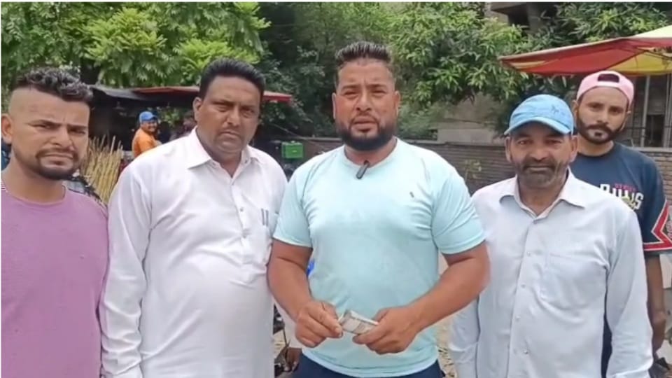 500 rupee notes fell on road in Jalandhar
