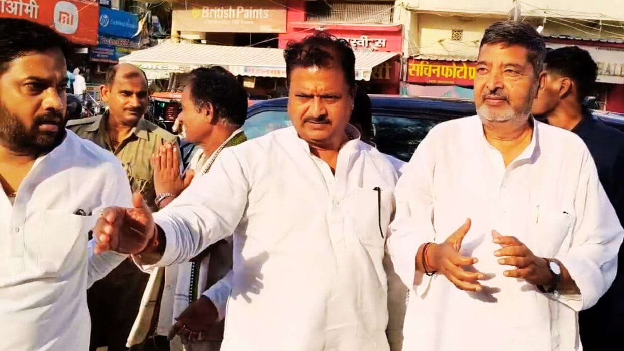 Varanasi News samajwadi party people meets shop owners accuses them of destroying heritage of kashi