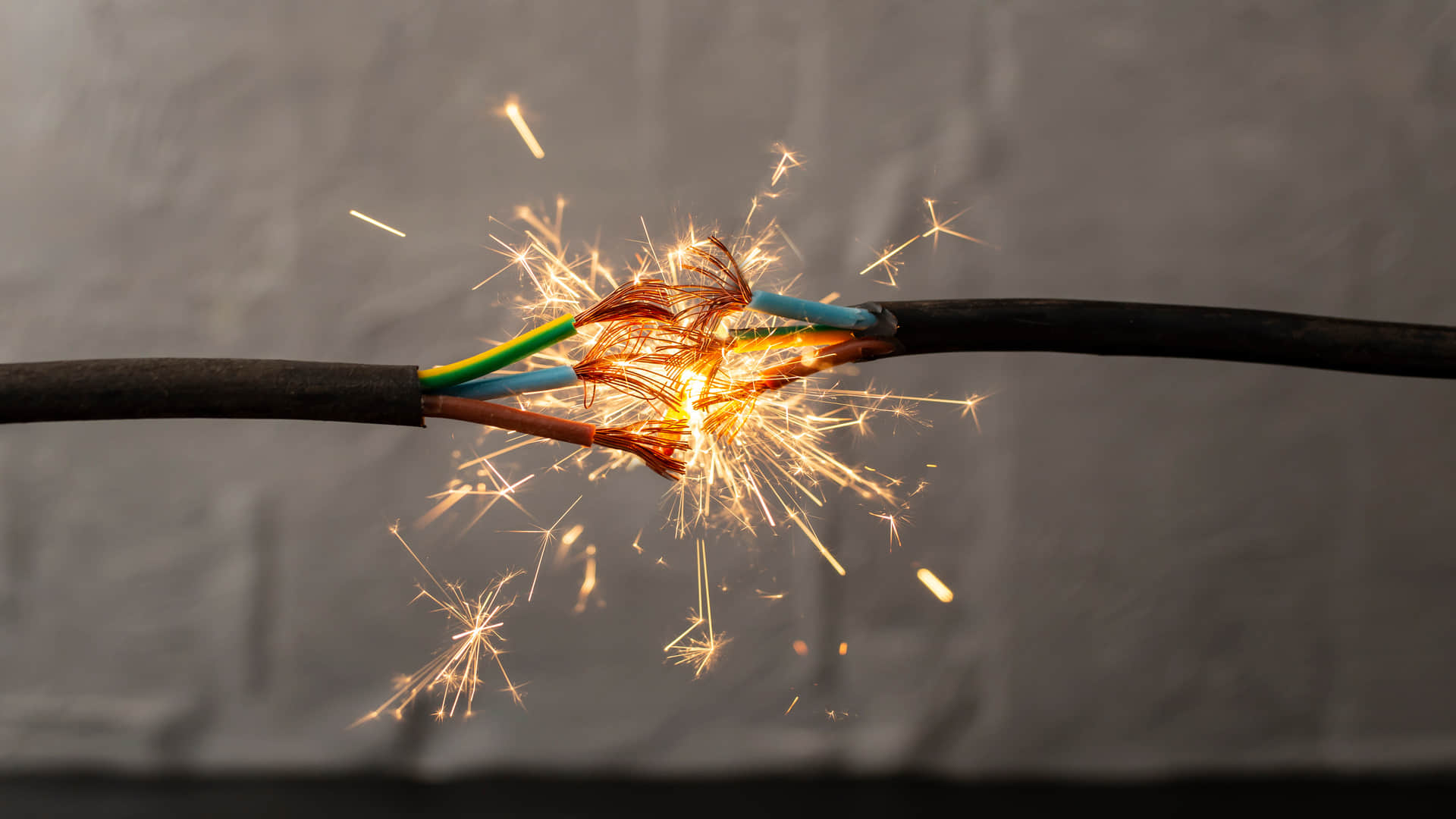 Warning Signs That Indicate A Short Circuit Risk In Your Home Electrical System