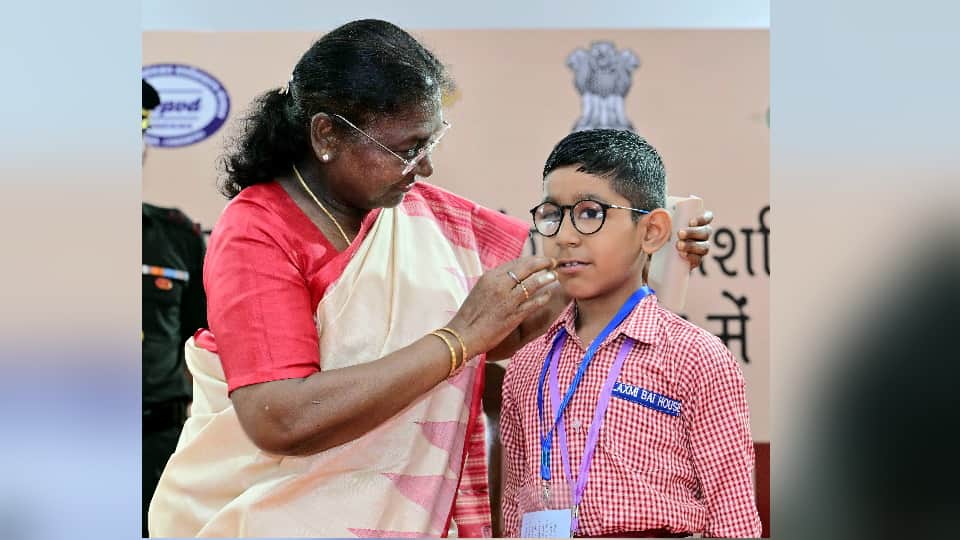 President Droupadi Murmu celebrated her birthday with visually impaired children in Dehradun become Emotional
