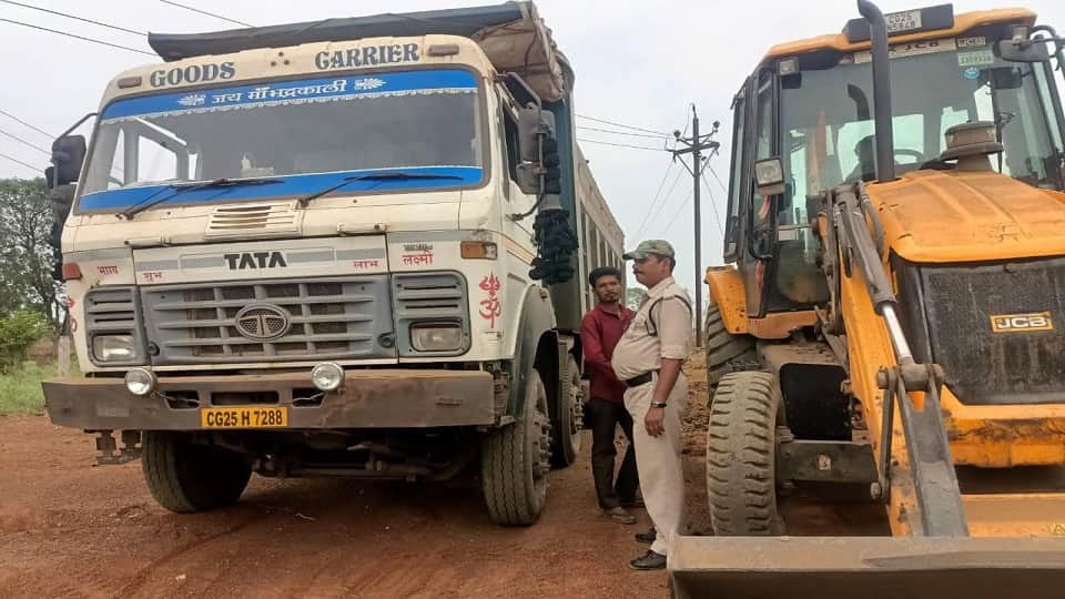 Rapid action on illegal excavation and storage more than 50 vehicles seized in Bemetara
