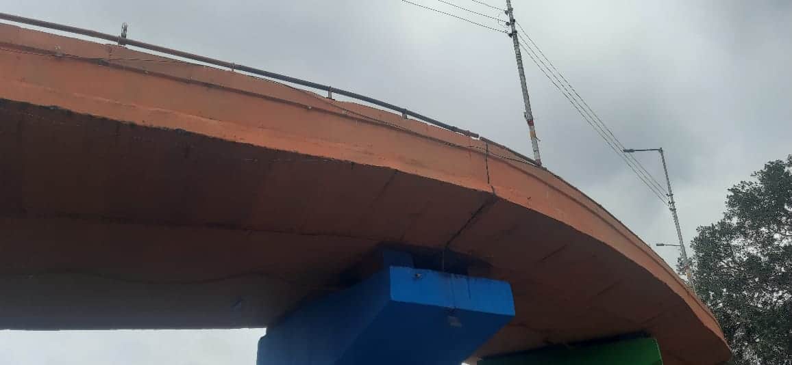 Speed of 100 kmph, such an accident on the flyover bike was blown to pieces even onlookers got scared