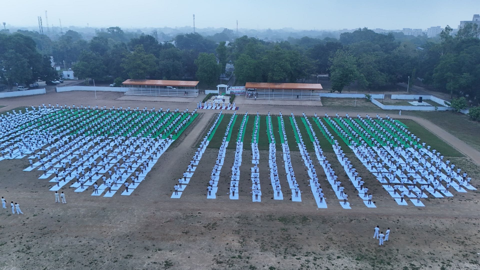 A spectacular picture of yoga was seen in Ghazipur people did pranayam along with the commissioner and police