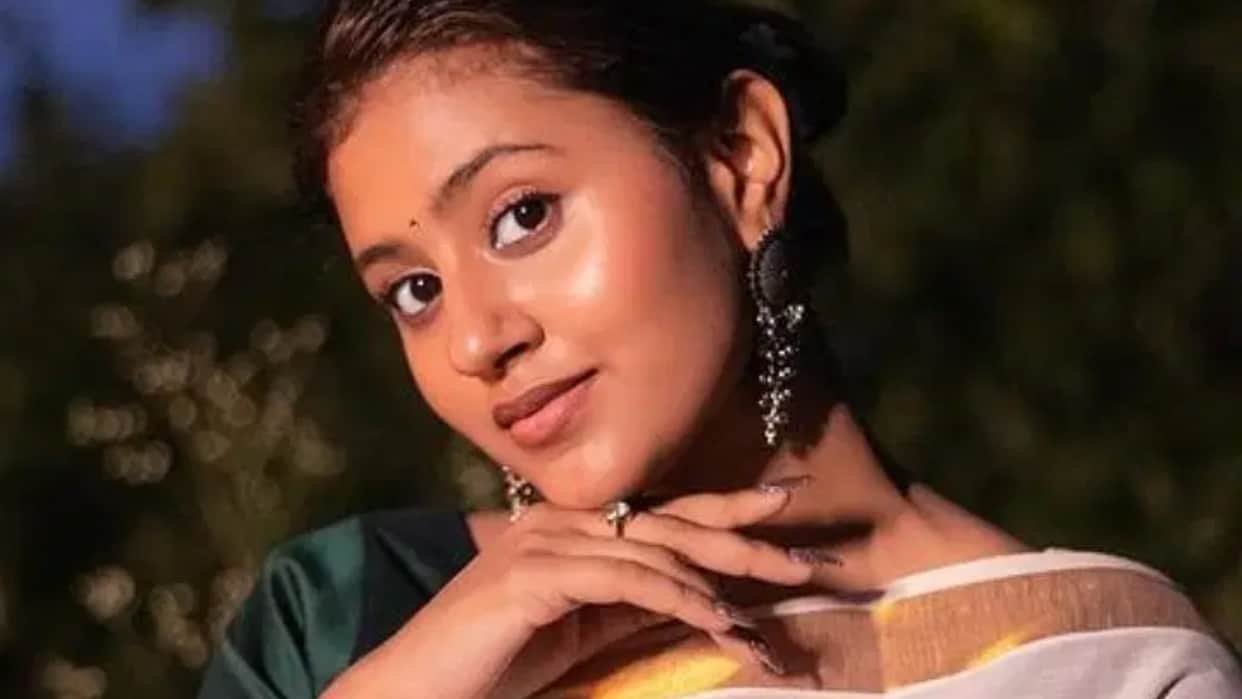 Anjali arora looks with her boyfriend on airport video viral