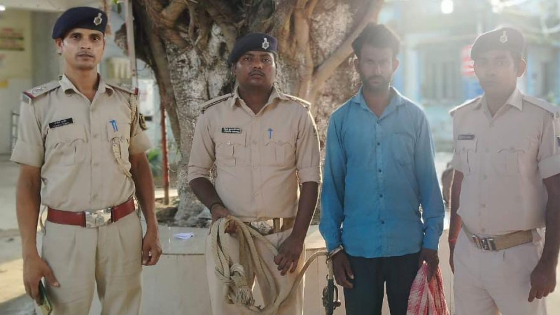 पुलिस की गिरफ्त में आरोपी