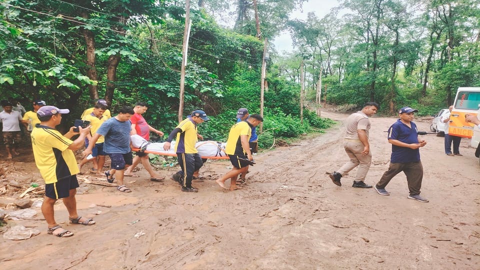 A hawker died after being hit by debris in Batanagad  Banbasa