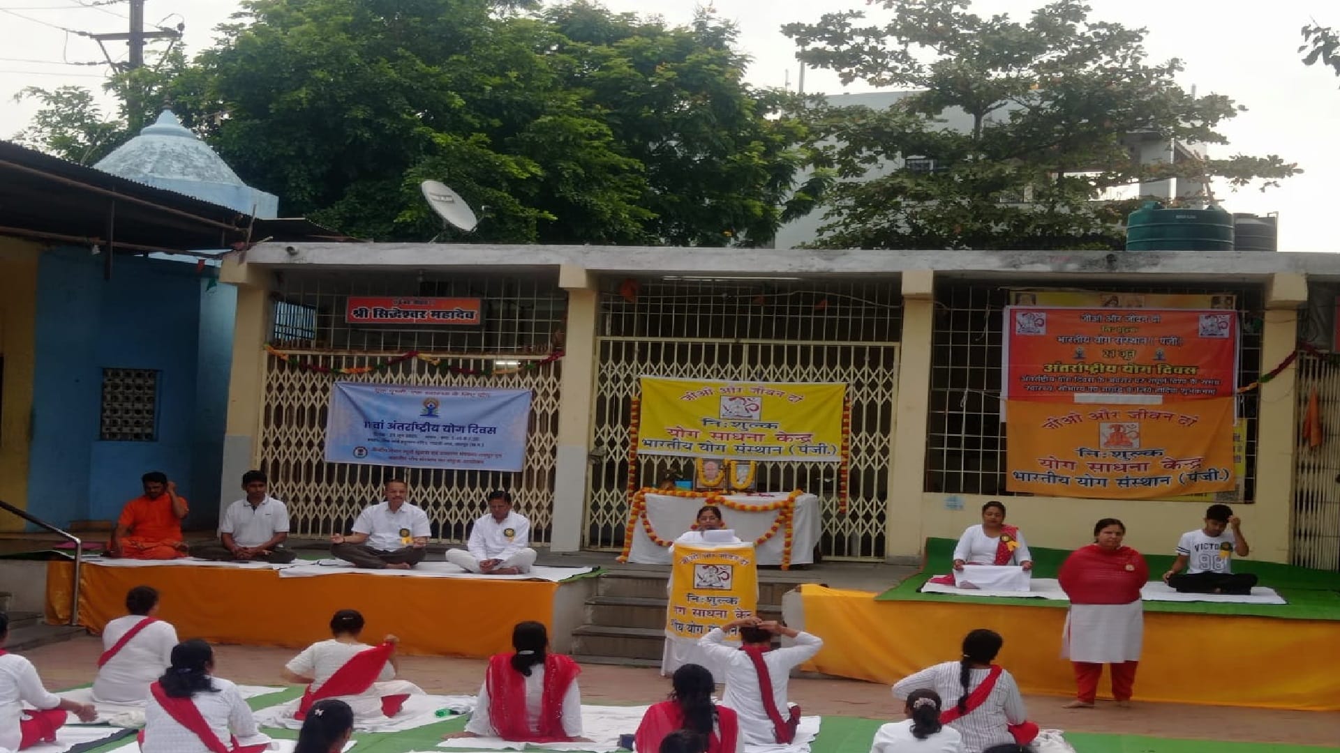 International Yoga Day: Yoga songs resonated with first rays of dawn in Gayatri Nagar Raipur, see photos