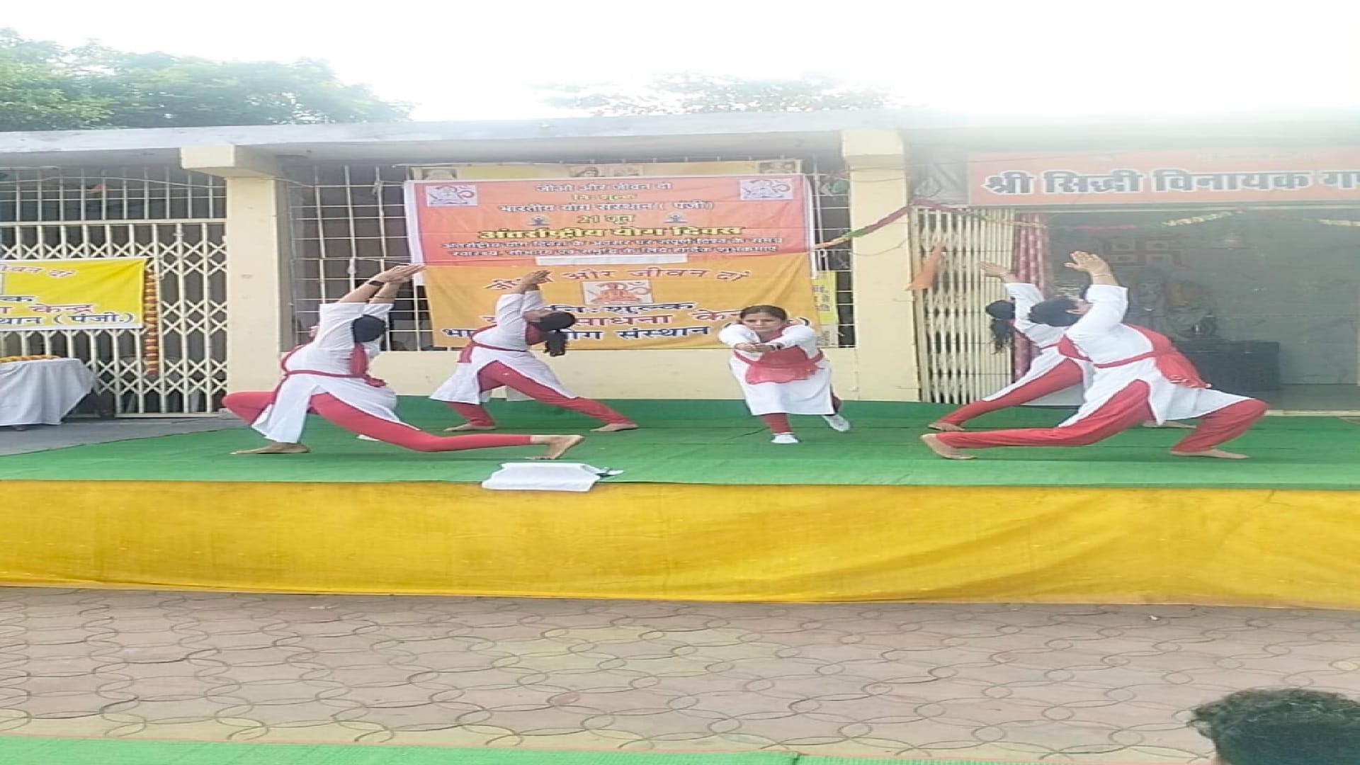 International Yoga Day: Yoga songs resonated with first rays of dawn in Gayatri Nagar Raipur, see photos