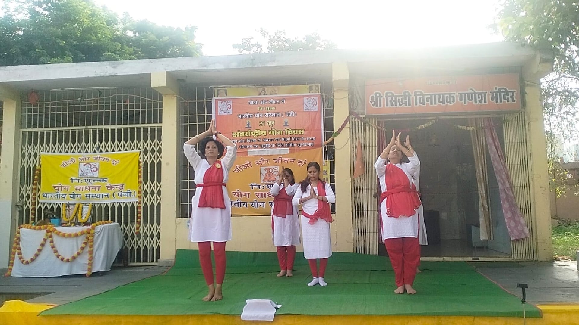 International Yoga Day: Yoga songs resonated with first rays of dawn in Gayatri Nagar Raipur, see photos