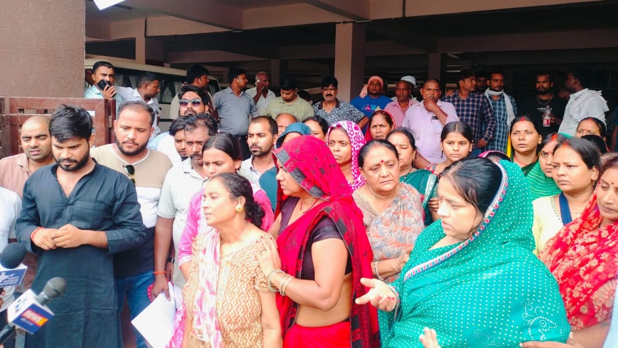 Hospital staff ran away throwing dead bodies of mother and child family members made allegation