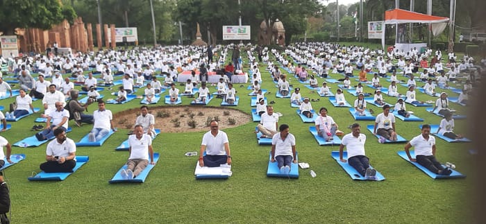 International Yoga Day: गोरखपुर में सीएम तो लखनऊ में डिप्टी सीएम ने किया योग, आयोजित हुए सैकड़ों कार्यक्रम International Yoga Day: CM did yoga in Gorakhpur and Deputy CM did yoga in Lucknow, hundreds of programs were