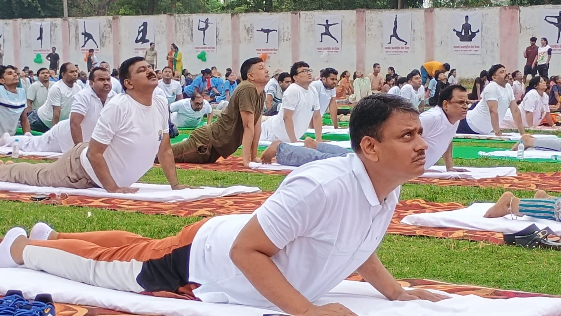 A spectacular picture of yoga was seen in Ghazipur people did pranayam along with the commissioner and police