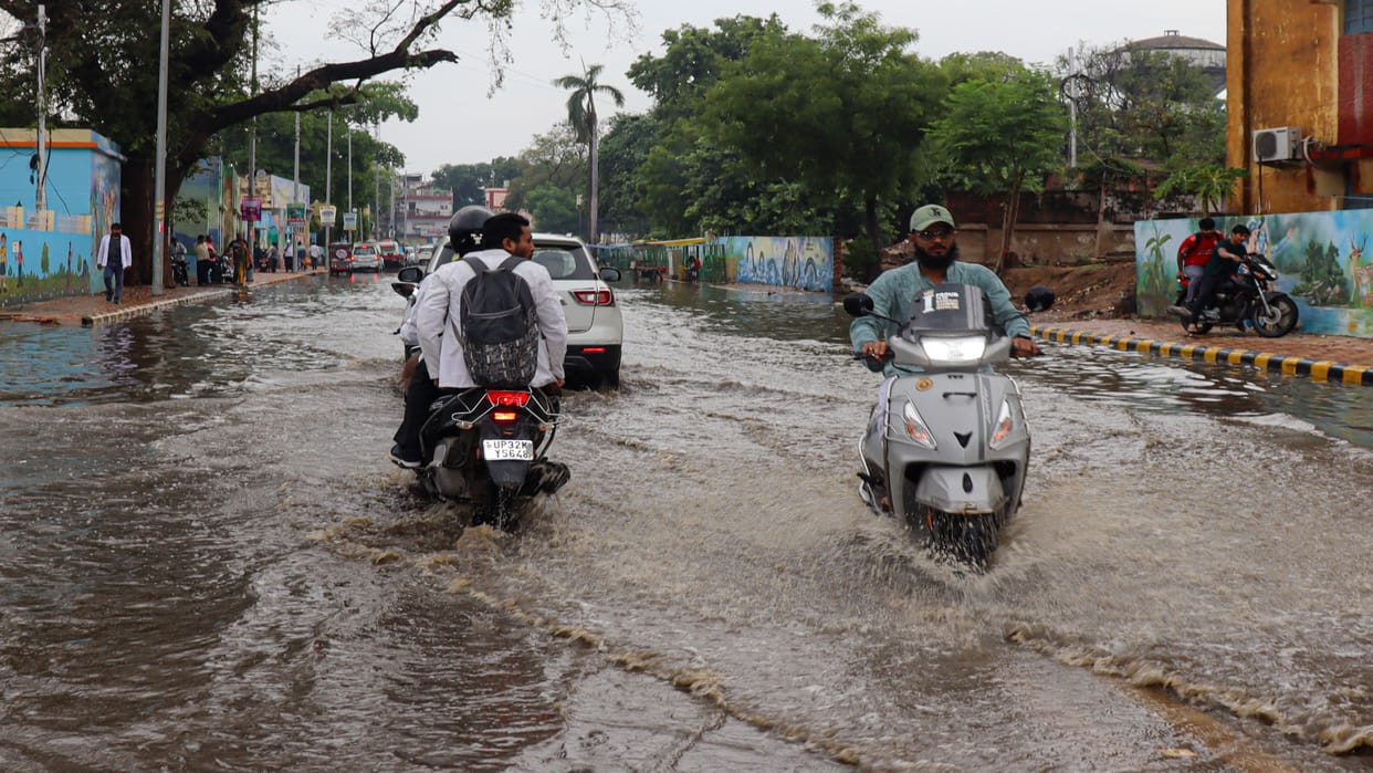 Rain In Prayagraj: Roads and streets submerged due to heavy rain in Prayagraj, road turned into a pond under