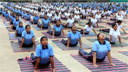Guinness World Record made in Gujarat, two thousand people did Bhujangasana for two minutes