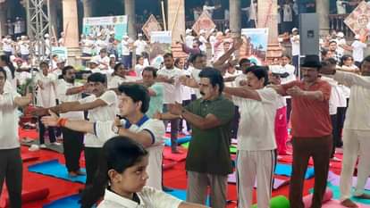 गणेश हॉल में योग अभ्यास करते केंद्रीय मंत्री ज्योतिरादित्य सिंधिया।