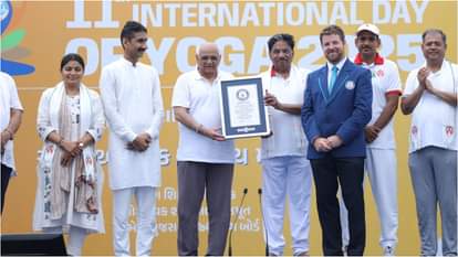 गिनीज वर्ल्ड रिकॉर्ड का प्रमाणपत्र प्राप्त करते गुजरात के सीएम भूपेंद्र पटेल।