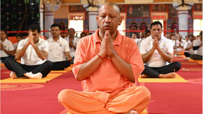 गोरखनाथ मंदिर में सीएम योगी