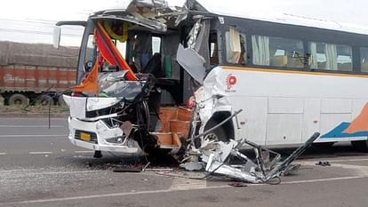 Indore News: सिख समाज की बस का हादसा, एक की मौत, पांच गंभीर, धार्मिक यात्रा पर जा रहे थे समाजजन Indore News: Speed Breaker Causes Fatal Bus Accident on Bypass, One Dead, Five Injured