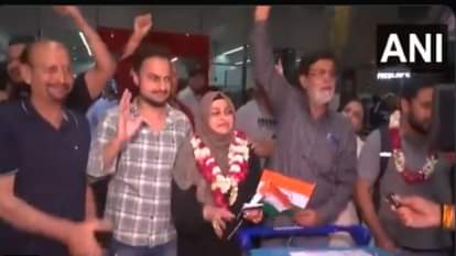 ईरान से भारत वापसी पर जिंदाबाद के नारे लगाते छात्र