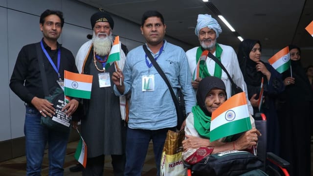 ईरान से लौेटे भारतीय।