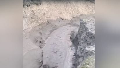 Himachal: जाहलमा नाला में आई बाढ़, सिंचाई योजनाओं के पाइप और पेड़ बहे, लिंडूर गांव को भी खतरा, देखें वीडियो Flood in Udaipur's Jahalma Nala, damage to irrigation canals, danger to Lindur village