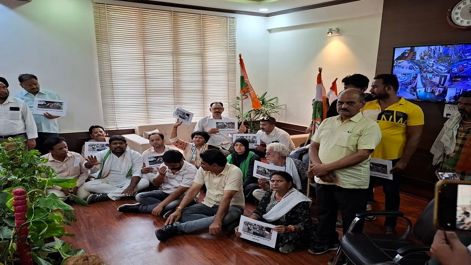 Ruckus over waterlogging Congressmen surrounded Municipal Commissioner's office raised slogans against