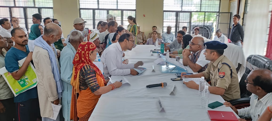 Kanpur DM heard the complaints in the Sampoorna Samadhan Diwas police took charge to control the complainants