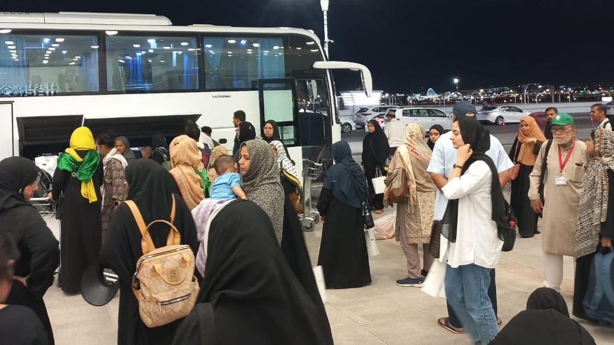 90 students reached Kashmir by bus from Delhi airport, expressed gratitude to the government for their safe re