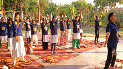 Kanpur: doctors practiced compound exercises in IMA yoga camp