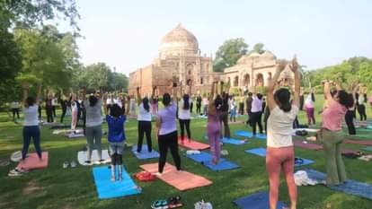लोधी गार्डन में योग करते लोग