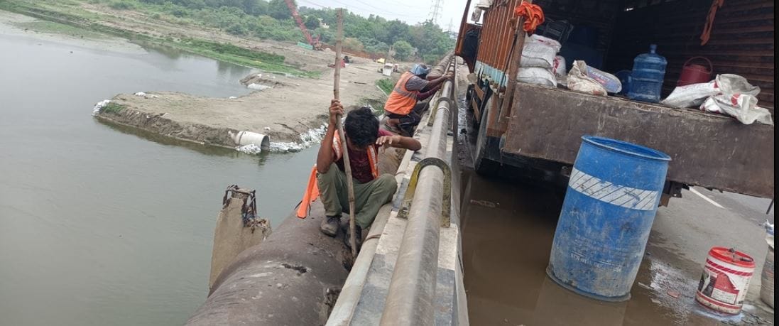 Fear of death no one cares This is how the water pipeline is being repaired on Jawahar Bridge