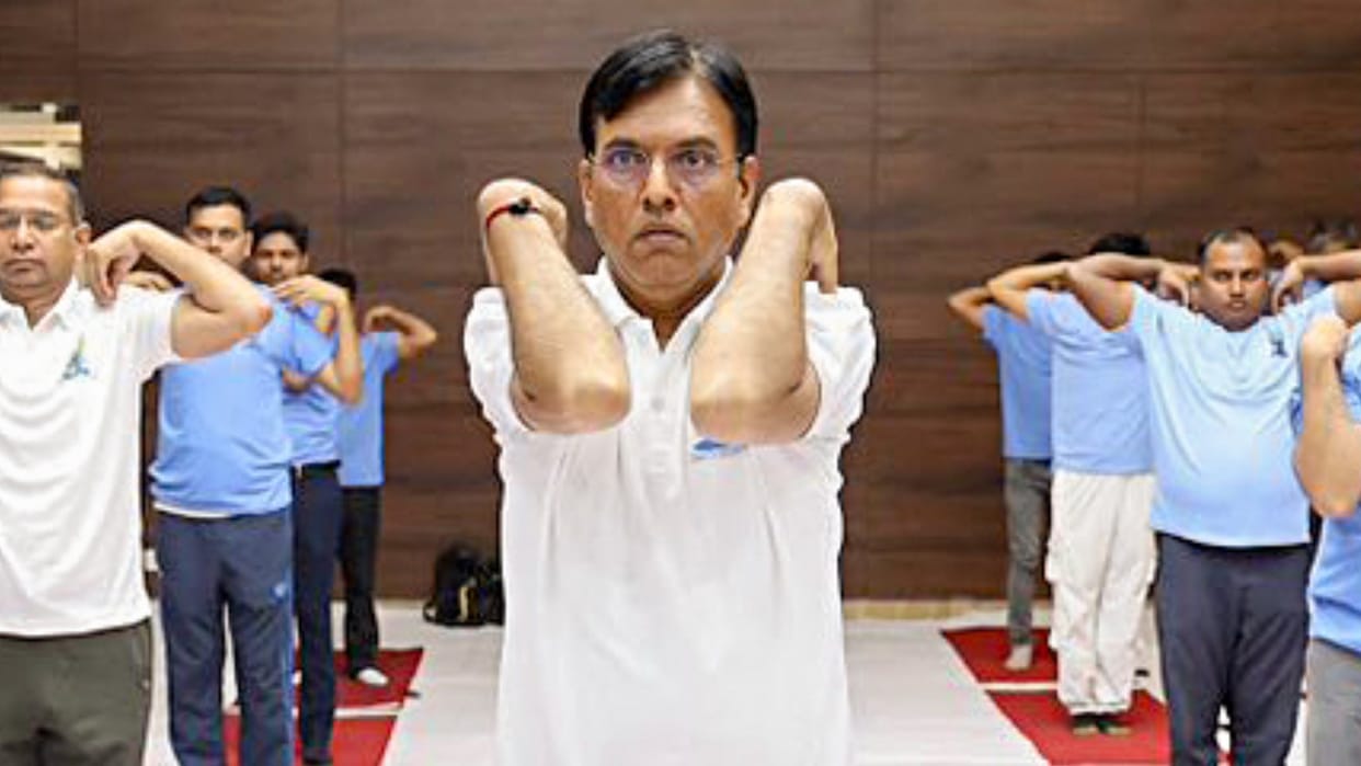 International Yoga Day: Mansukh Mandaviya did yoga with 1500 participants know details