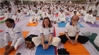 International Yoga Day 2025: PM Modi yoga with three lakh people In Visakhapatnam know updates