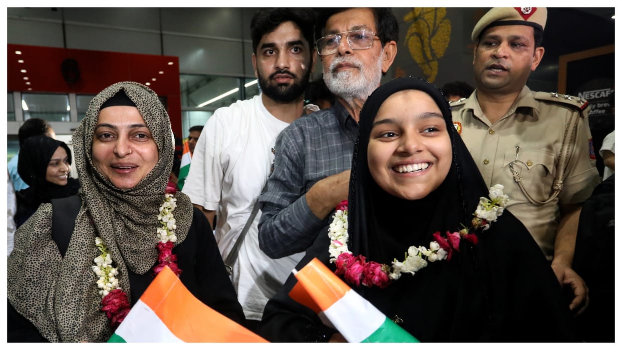 Operation sindhu more then 500 indians returns from iran mea