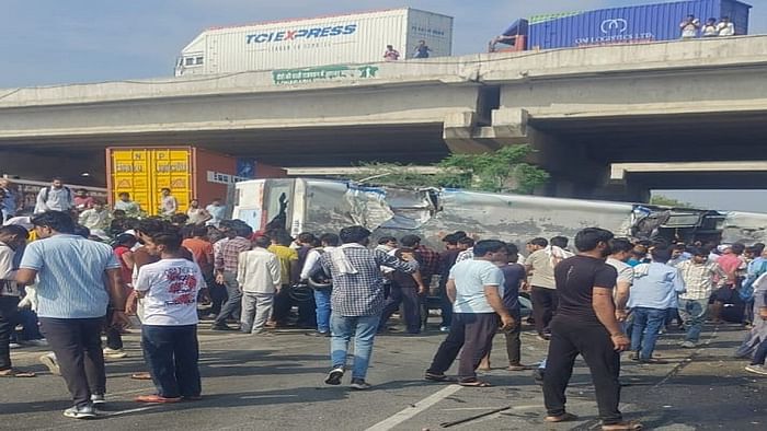 uncontrolled bus overturned while trying to save a car in Gurugram head constable died 20 passengers injured