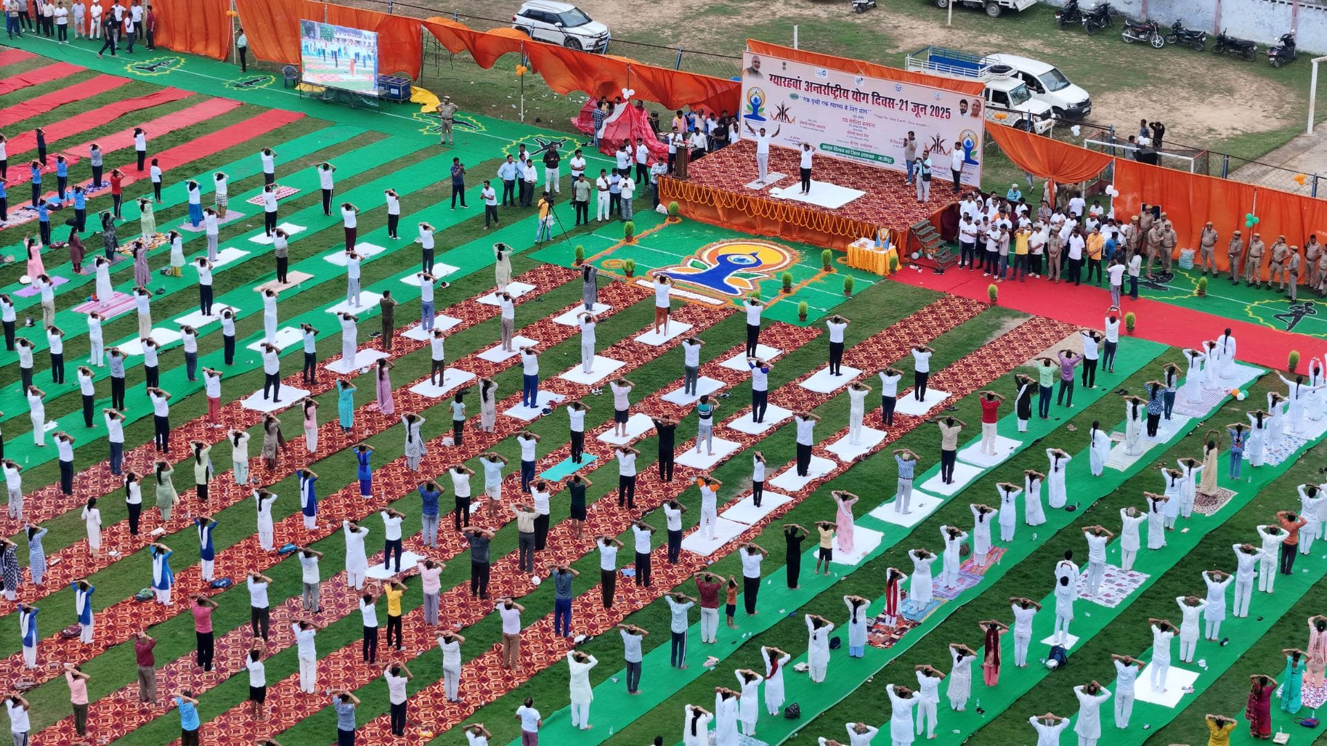 A spectacular picture of yoga was seen in Ghazipur people did pranayam along with the commissioner and police
