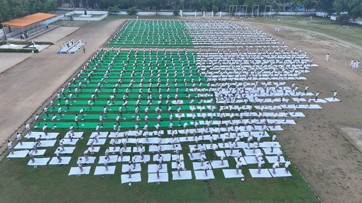 A spectacular view of yoga was seen in Ghazipur soldiers did pranayama in the police line