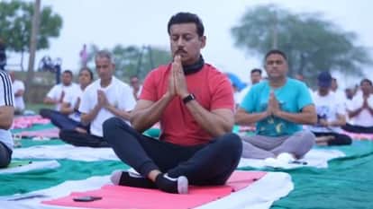 Dausa News: International Yoga Day Celebrated at Getolav Dham, Rajyavardhan Rathore Participates in Yoga