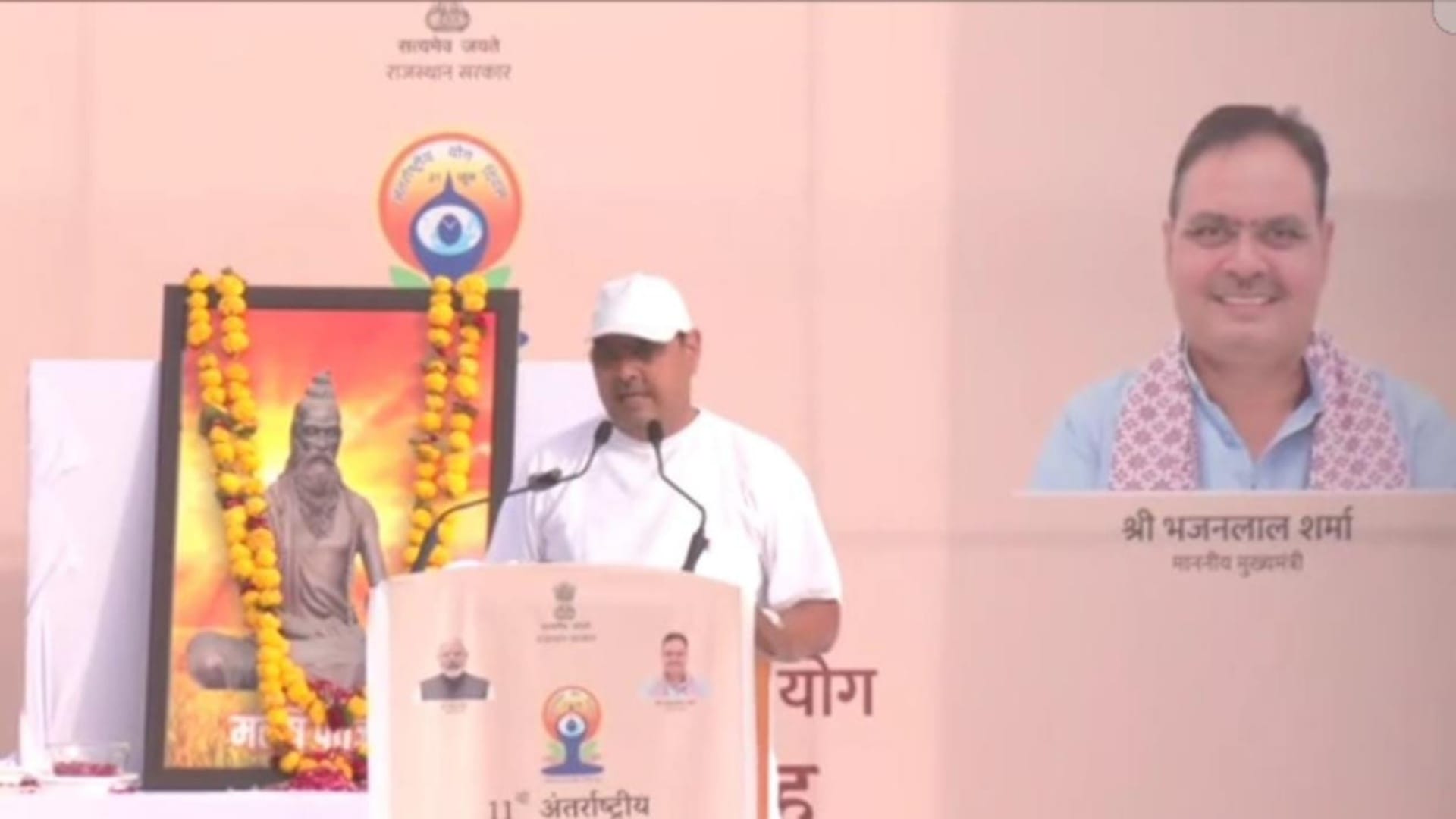 International Yoga Day: CM did yoga on sandy dunes of Khuhdi, message of a healthy and disease-free Rajasthan