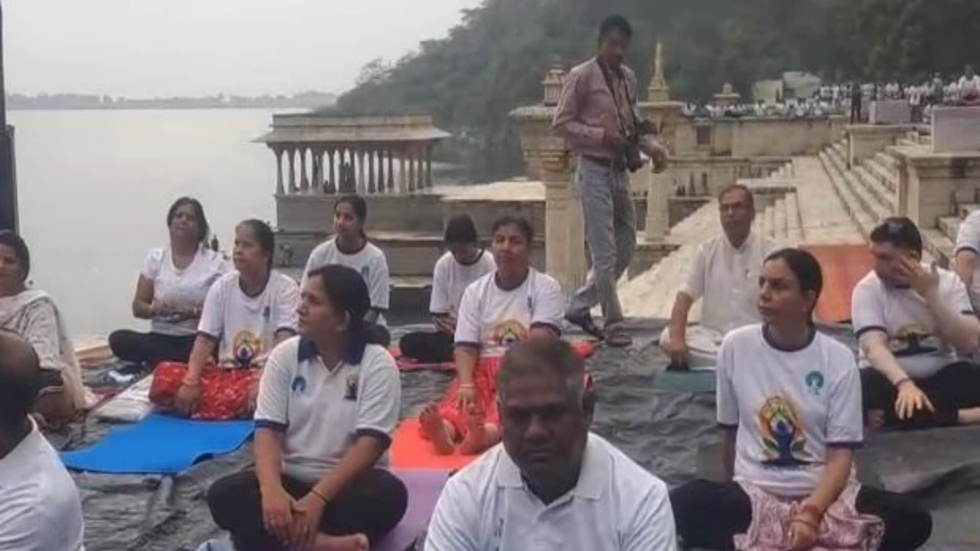 राजसमंद झील के किनारे योगाभ्यास करने जुटे लोग