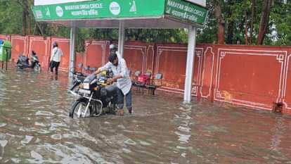जयपुर में सड़कों पर पानी भरा