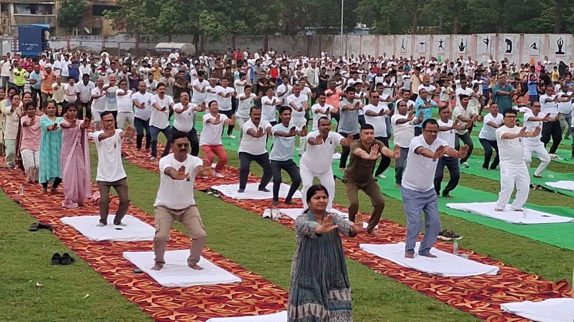 A spectacular picture of yoga was seen in Ghazipur people did pranayam along with the commissioner and police